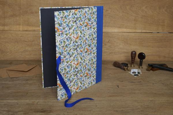 Bedruckte, blaue Mappe mit Vögeln und Blumen von Papeterie Schreibweise